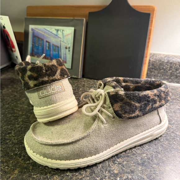 Hey Dude Ladies Britt Cream Cheetah Shoes - Picture 1 of 11